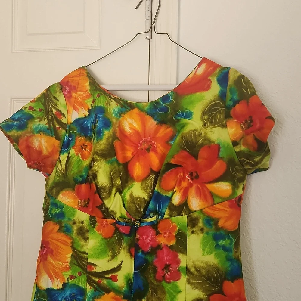 Alice Plynesian Vintage Floral Shortsleeve Maxi Front Slit Pleated Back Medium